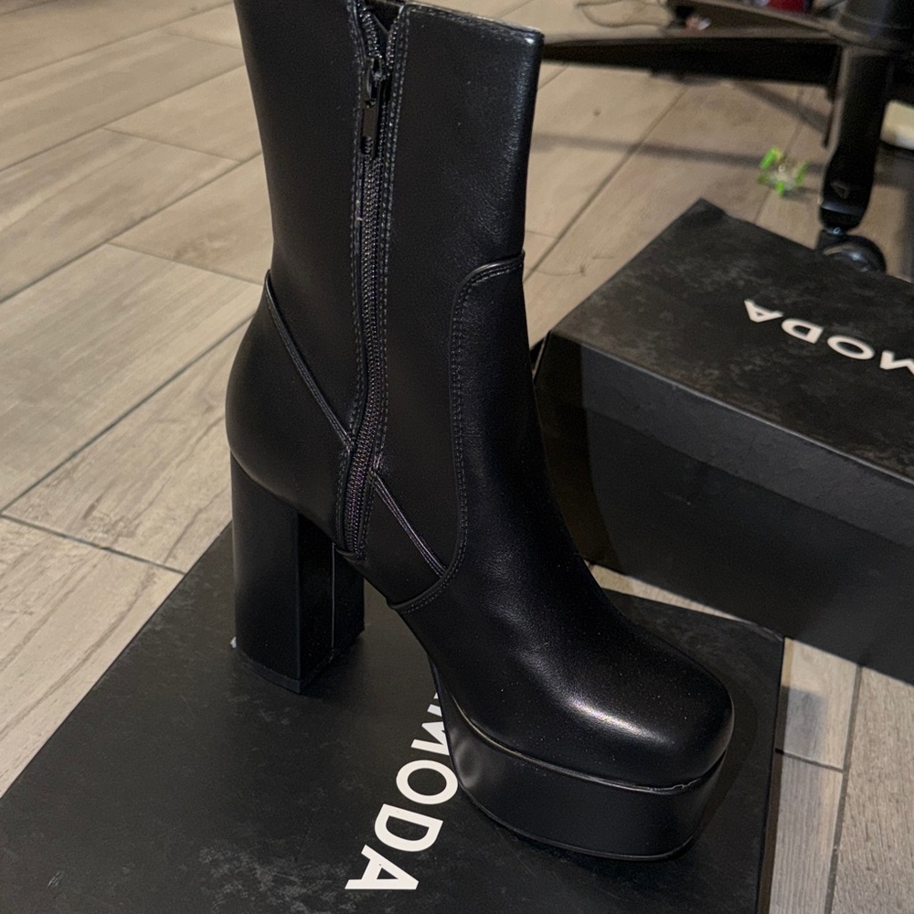 Moda Black Heeled Boots - Picture 7 of 7